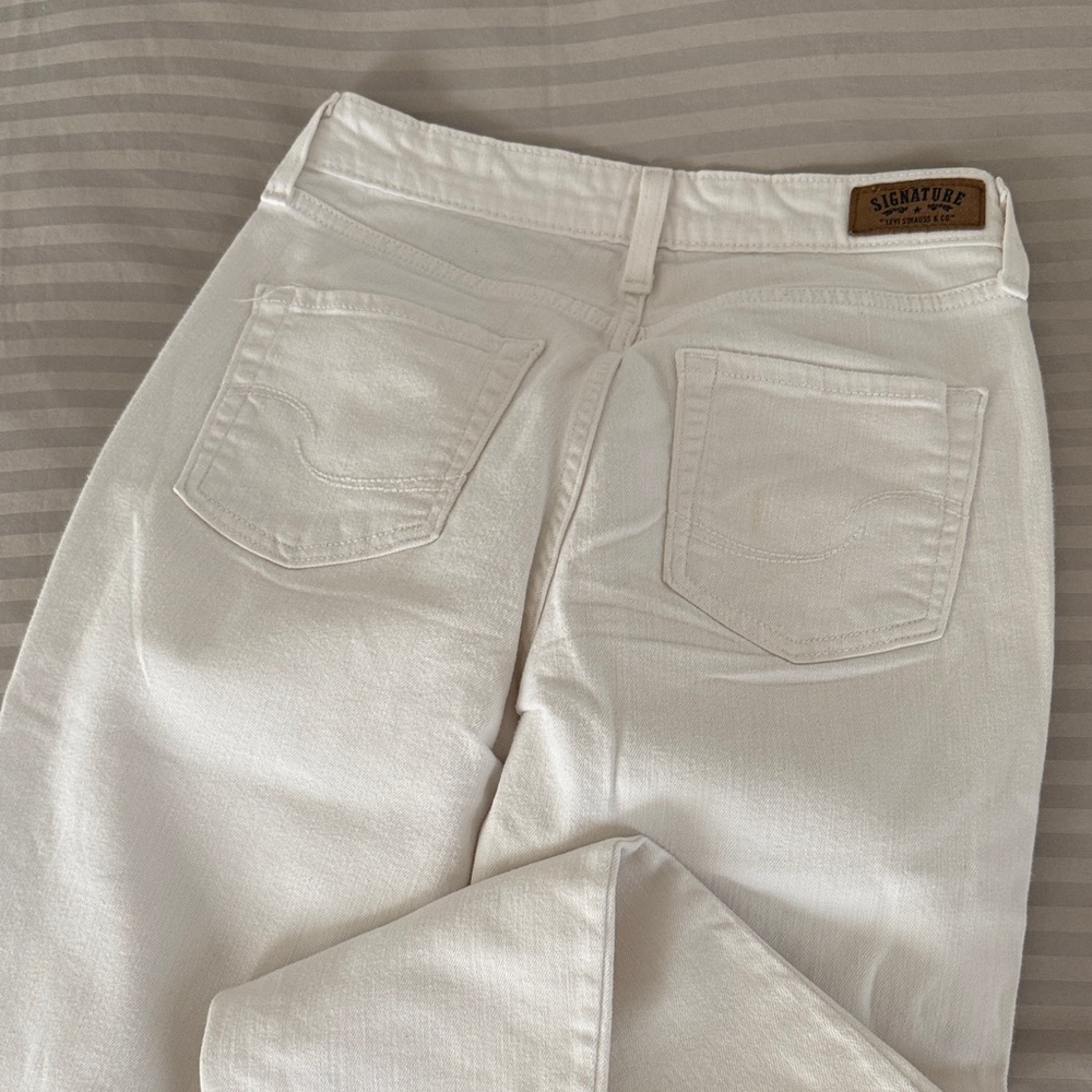 Signature Women's Cream Straight Leg Jeans